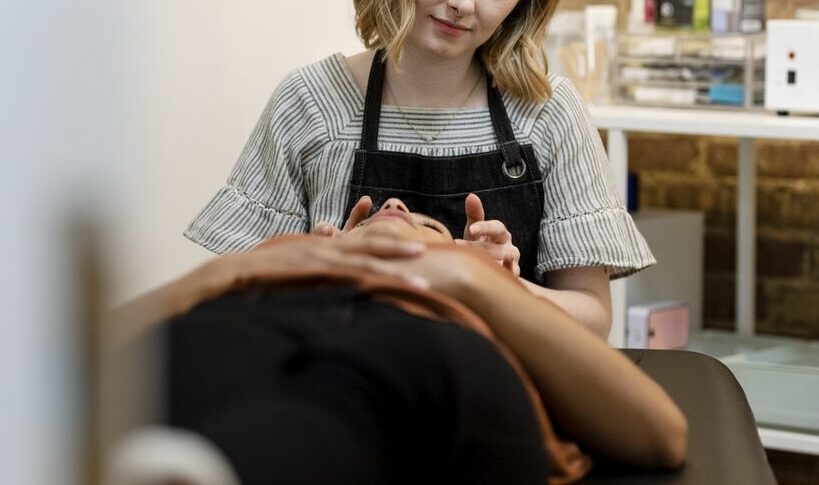 Mulher deitada recebendo Massagem facia em Duque de Caxias dentro de uma Clínica Estética