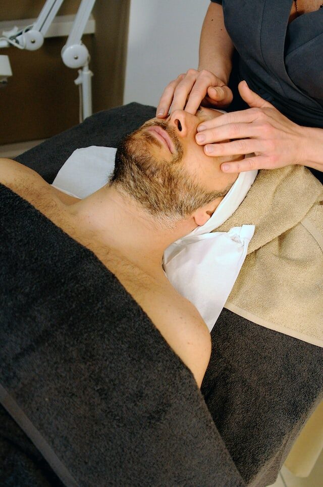 Homem recebendo Massagem Facial em Clínica em Duque de Caxias