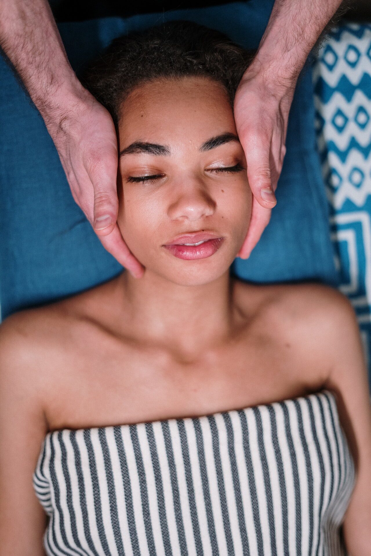 Mulher recebendo Massagem facial em uma Clinica em Duque de Caxias