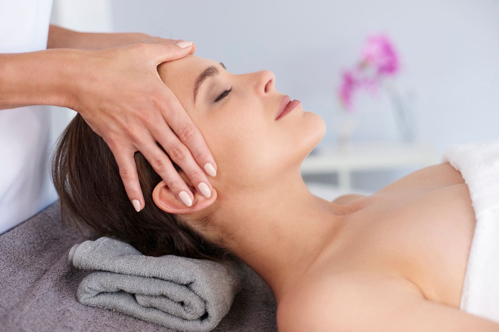 Mulher recebendo Massagem facial em duque de Caxias em Clínica estética Rosa Sperandio