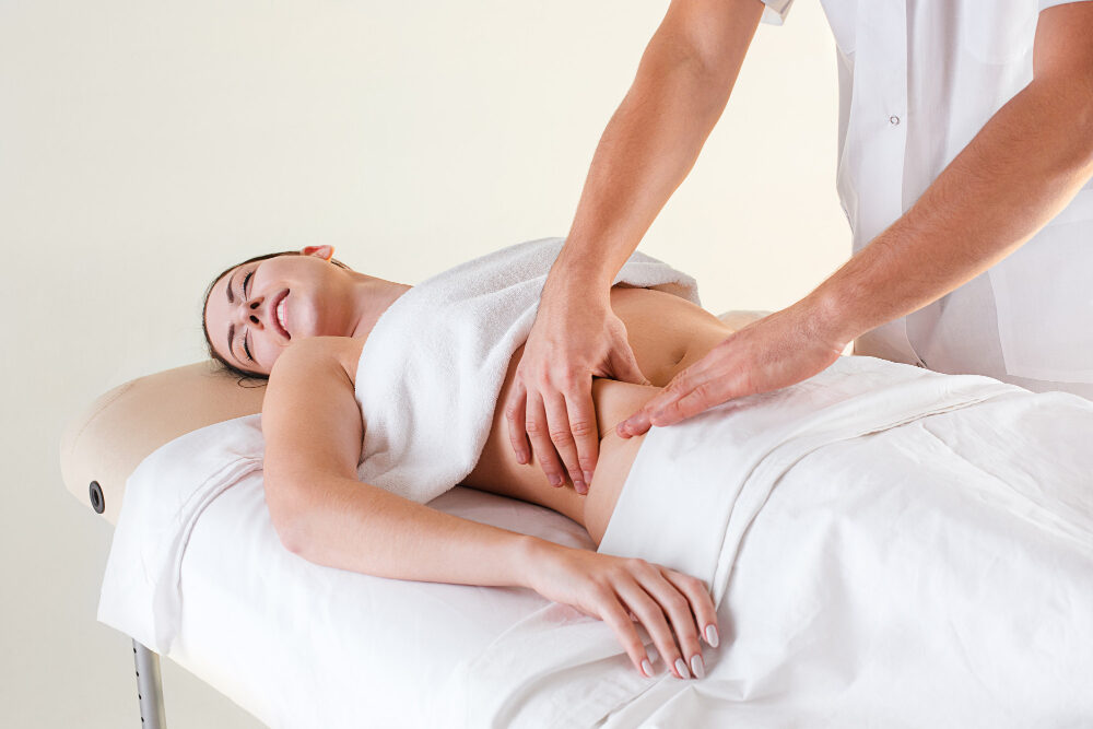 Mulher em uma Clínica Estética recebendo Massagem modeladora em Duque de Caxias