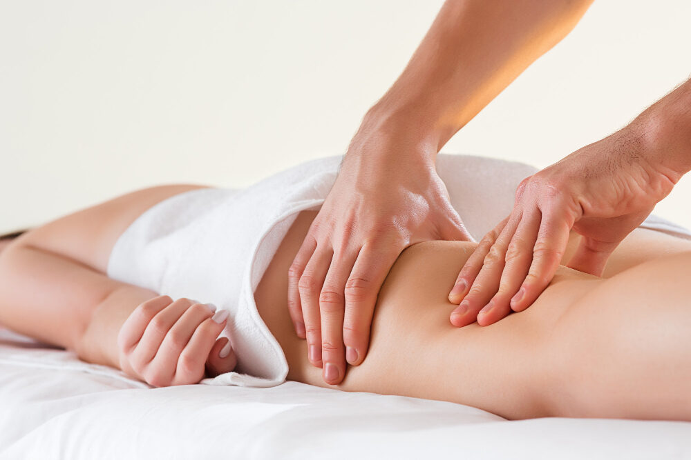 massagem modeladora em duque de caxias Rosa Sperandio Estética Mulher em clínica Estética, recebendo Massagem modeladora em Duque de Caxias